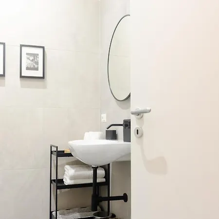 In The Center, Ac, Casa Di Lu *